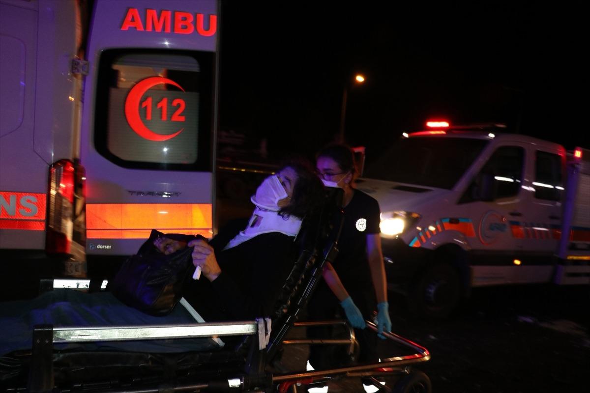 G&Uuml;NCELLEME - Bursa'da otoyolda yolcu otob&uuml;s&uuml; devrildi: 1 &ouml;l&uuml;, 16 yaralı