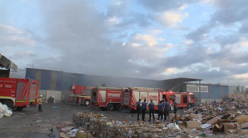 Beylikdüzü'nde kağıt deposunda yangın