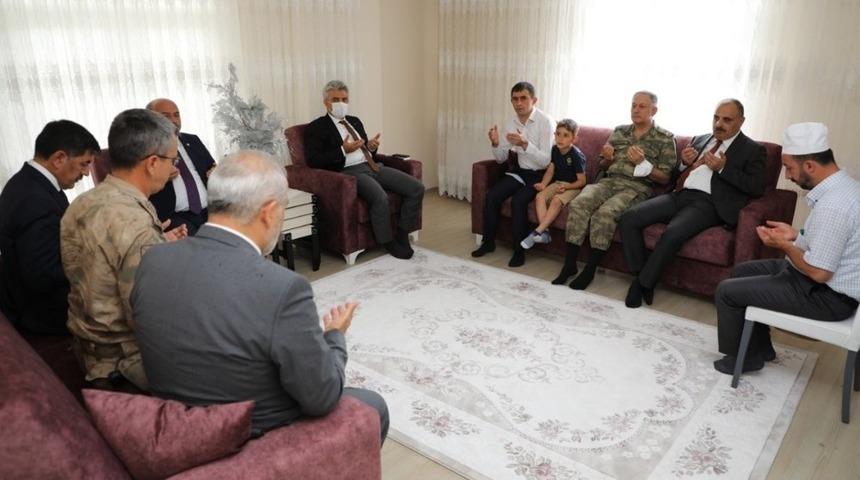 Erzincan protokol&uuml; şehit ailelerini ziyaret etti