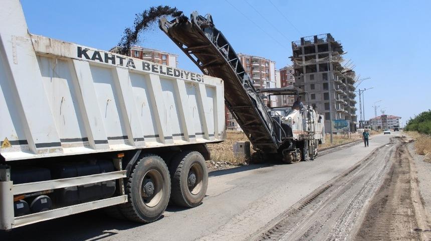Kahta&rsquo;da yol yenileme &ccedil;alışmalara devam ediyor