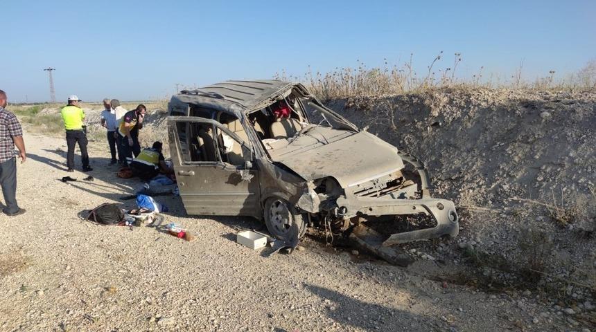 Hafif ticari ara&ccedil; takla attı: 4 yaralı