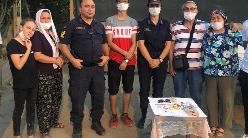 M&uuml;cevherlerini d&uuml;ş&uuml;rd&uuml;, Jandarma arayıp buldu ve teslim etti