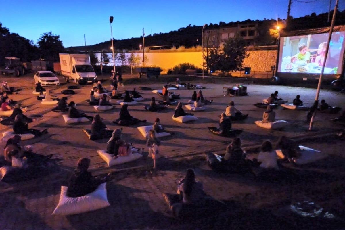 Mahallede yazlık sinema keyfi