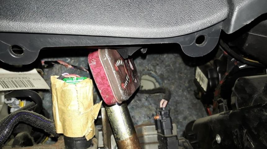 Araçlarına mıknatıslı kutuyla kokain zulaladılar