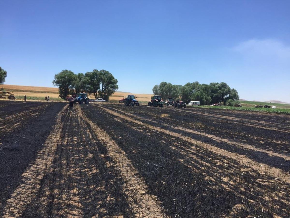 Kazmayı k&uuml;reği alan yangına koştu