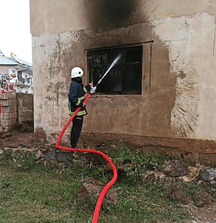 Çaldıran’da çıkan yangında bir ev kullanılamaz hale geldi G2