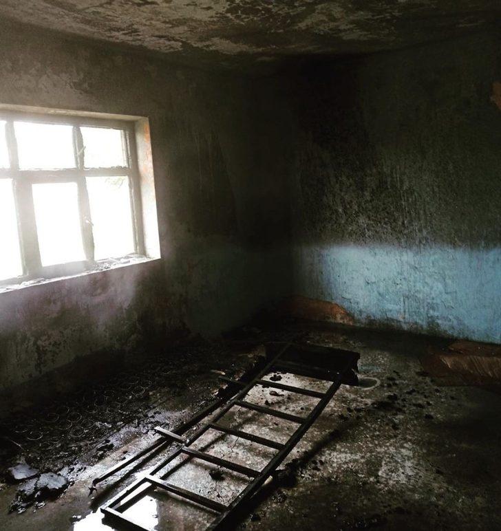 Çaldıran’da çıkan yangında bir ev kullanılamaz hale geldi G3