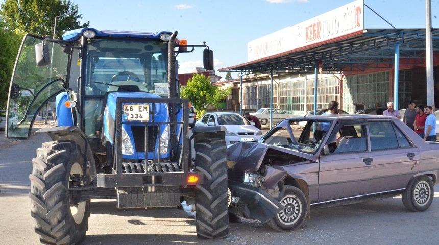 Trakt&ouml;re &ccedil;arpan otomobilin s&uuml;r&uuml;c&uuml;s&uuml; yaralandı