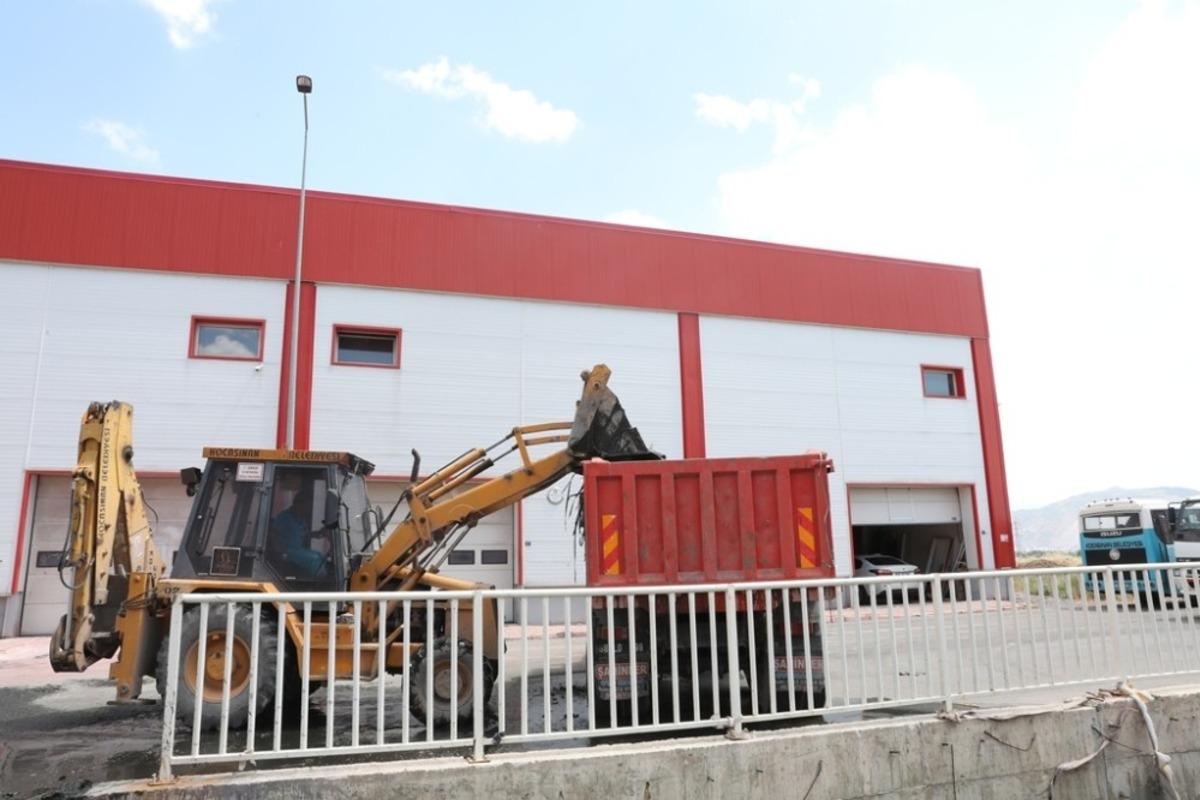 Kocasinan&rsquo;da kanallar d&uuml;zenli olarak temizleniyor