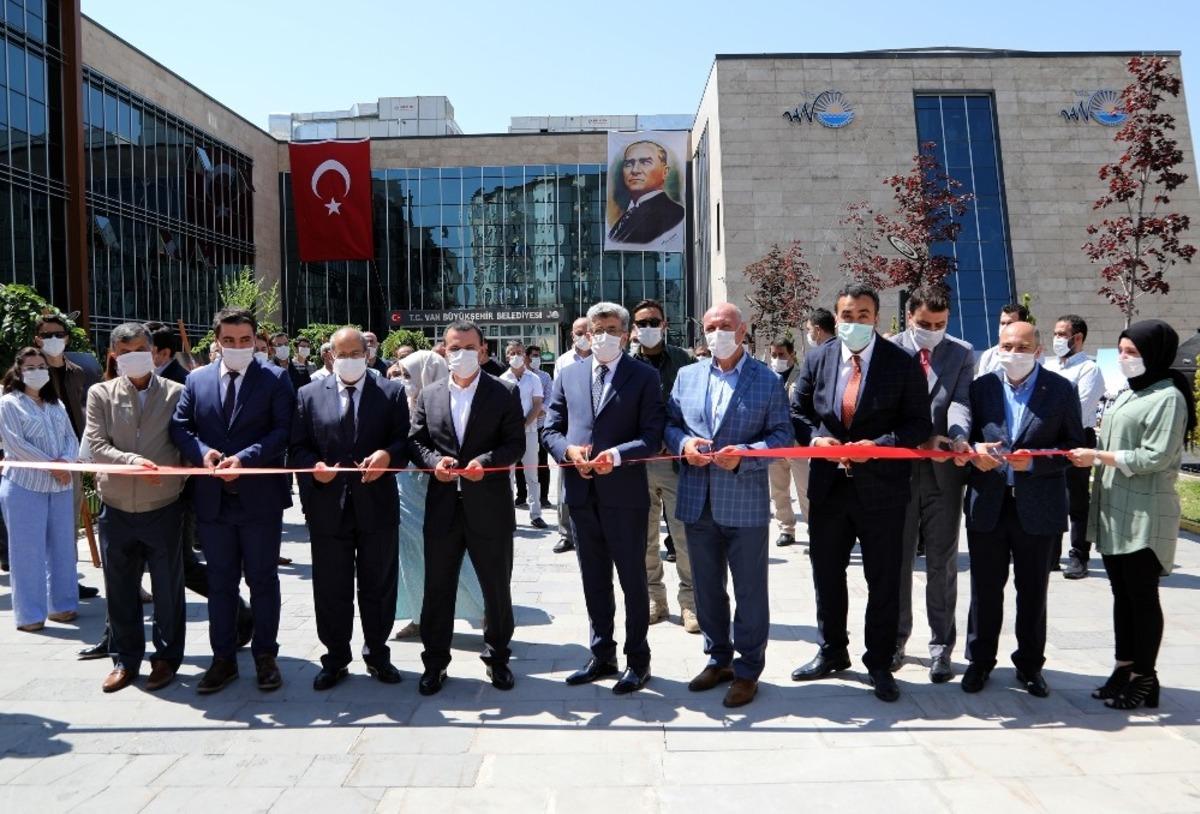 Vali Bilmez &lsquo;15 Temmuz Fotoğraf Sergisi&rsquo;ni a&ccedil;tı
