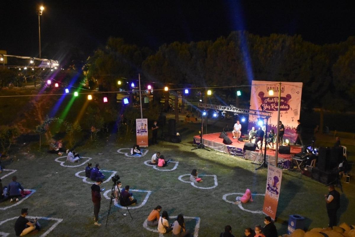 Akhisar Belediyesi &rsquo;A&ccedil;ık Hava Yaz Konserleri&rsquo; devam ediyor