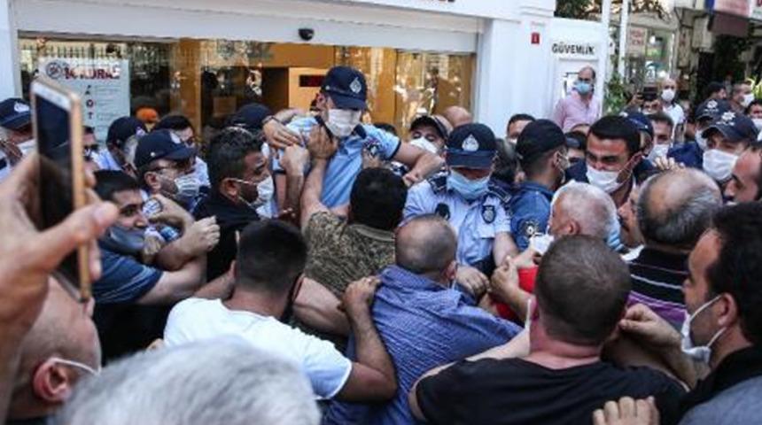 Bakırköy Belediyesi önünde arbede