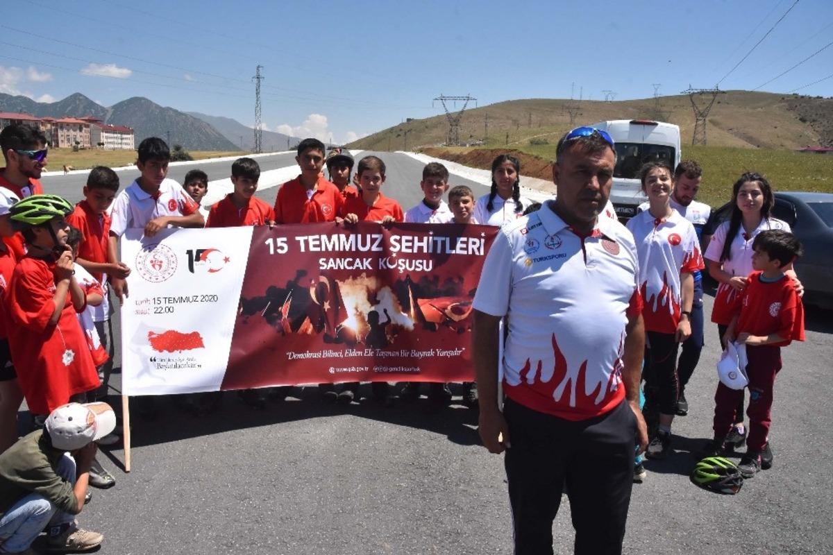15 Temmuz anısına asfaltta tekerlekli kayak yarışı