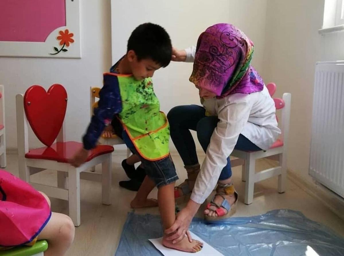 &Ccedil;ocuklar sanat aktiviteleriyle sosyalleşiyor