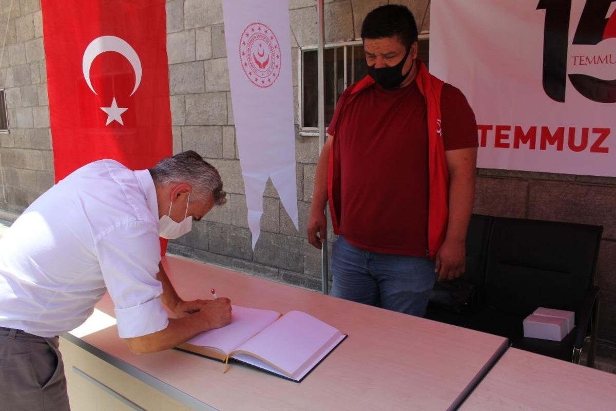 Isparta&rsquo;da 15 Temmuz anı defteri standı a&ccedil;ıldı