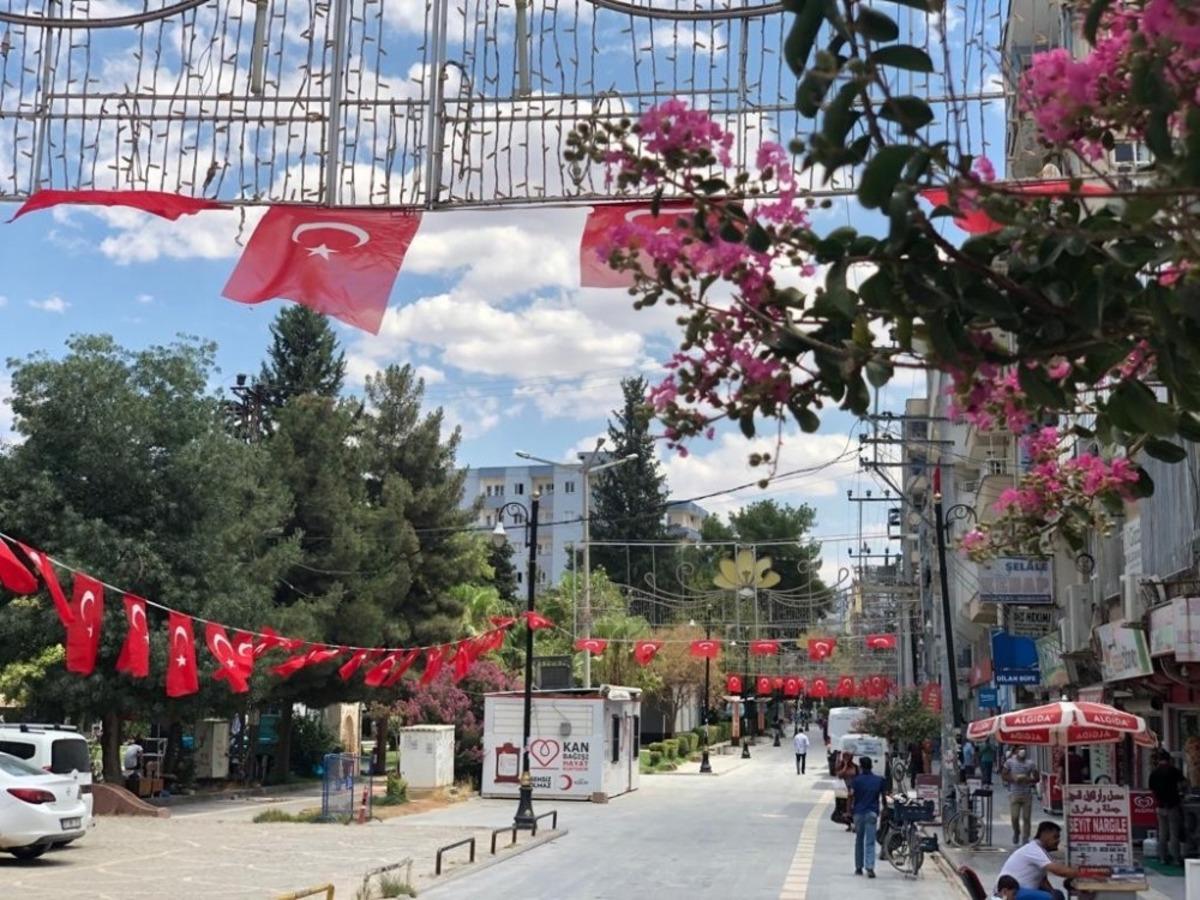 Kızıltepe&rsquo;de 15 Temmuz &ouml;ncesi meydanlar bayraklarla donatıldı