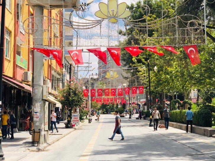 Kızıltepe’de 15 Temmuz öncesi meydanlar bayraklarla donatıldı G2