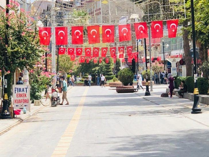 Kızıltepe’de 15 Temmuz öncesi meydanlar bayraklarla donatıldı G3