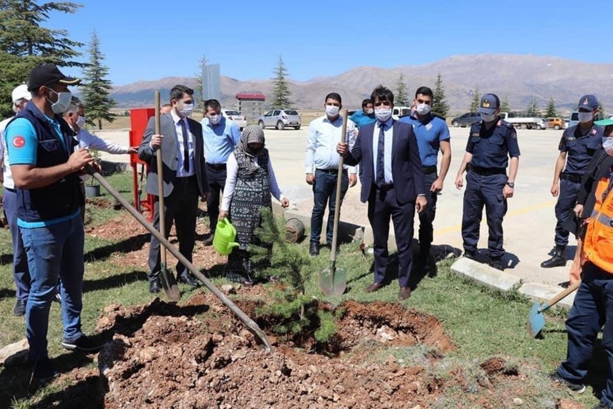 Tufanbeyli&rsquo;de 15 Temmuz şehitleri anısına fidan dikildi