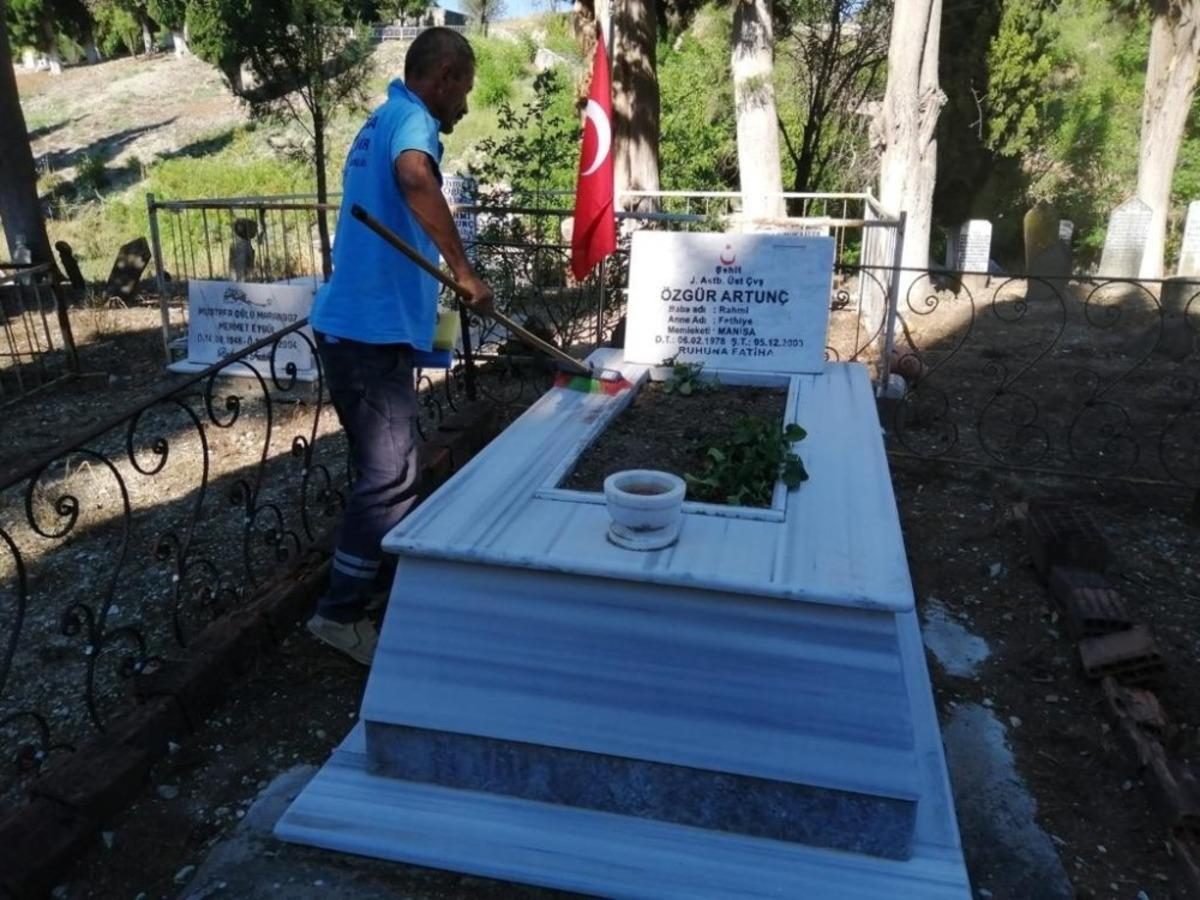 15 Temmuz &ouml;ncesi şehitliklerde hassas &ccedil;alışma