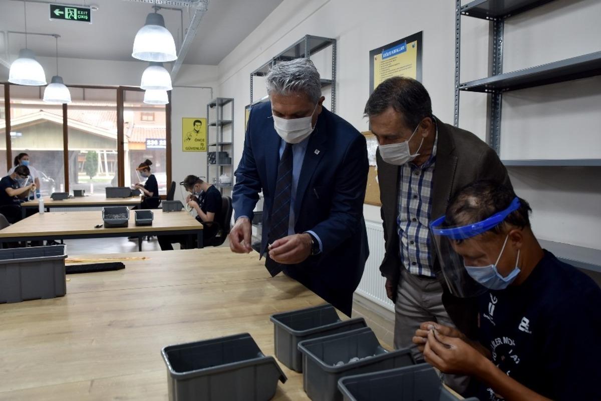 Başkan Ata&ccedil;&rsquo;tan Engelliler Montaj At&ouml;lyesi&rsquo;ne ziyaret