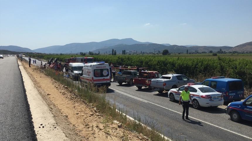 İzmir'de yangına giden araz&ouml;z devrildi: 2 &ouml;l&uuml;, 2 yaralı