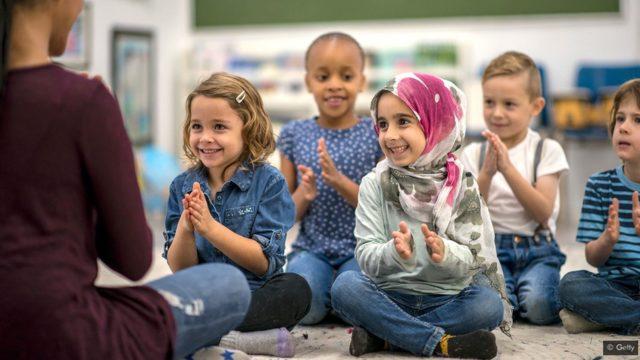 Küçük çocuklar, ana dilde konuşanların aksanlarını kapmakta daha başarılı. Ancak diğer dil yetenekleri yaşla birlikte geliyor.