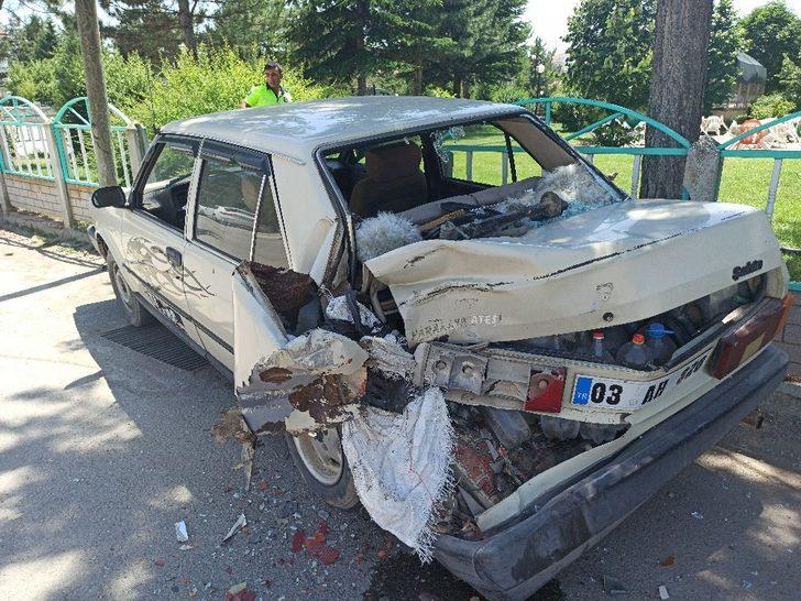 Kontrolden çıkan kamyonet park halindeki otomobile çarparak durabildi G1