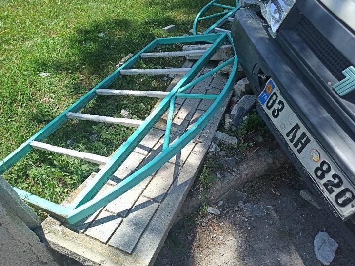 Kontrolden çıkan kamyonet park halindeki otomobile çarparak durabildi G3