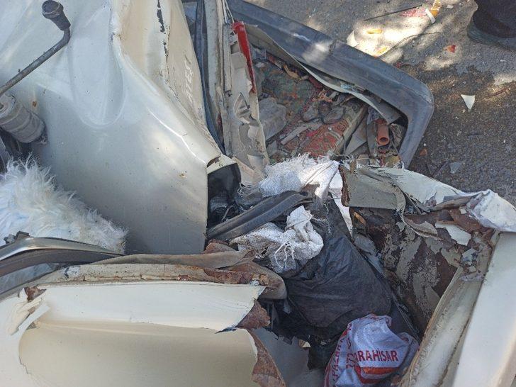 Kontrolden çıkan kamyonet park halindeki otomobile çarparak durabildi G5