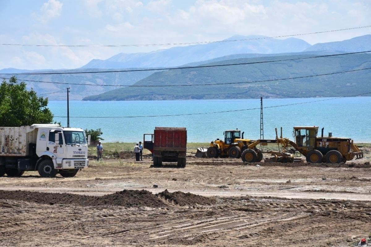 Tatvan&rsquo;da selden zarar g&ouml;ren b&ouml;lgeler temizleniyor