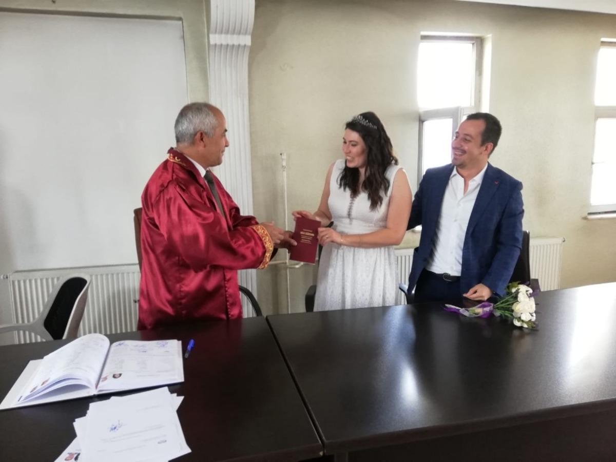 Korona vir&uuml;sle m&uuml;cadele eden kahraman doktorların nikahını Başkan Ensari kıydı