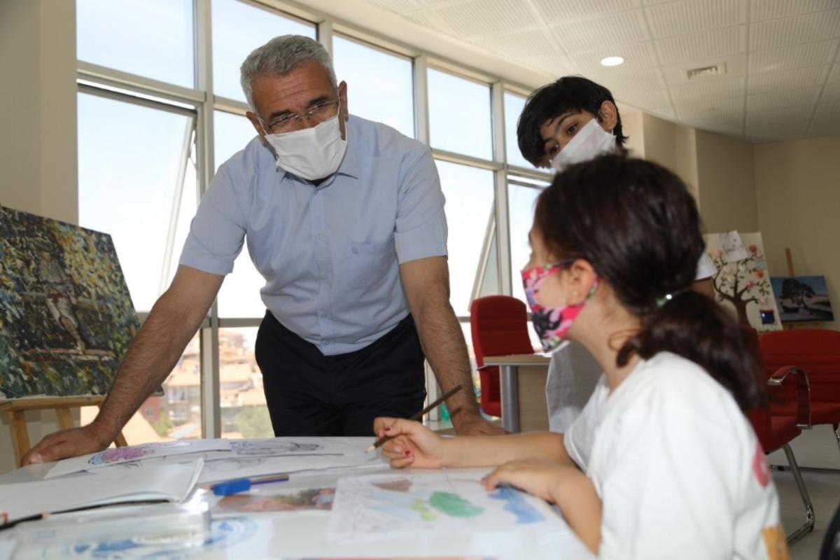 Başkan G&uuml;der&rsquo;den Sosyal Yaşam Merkezi&rsquo;ne &ouml;vg&uuml;