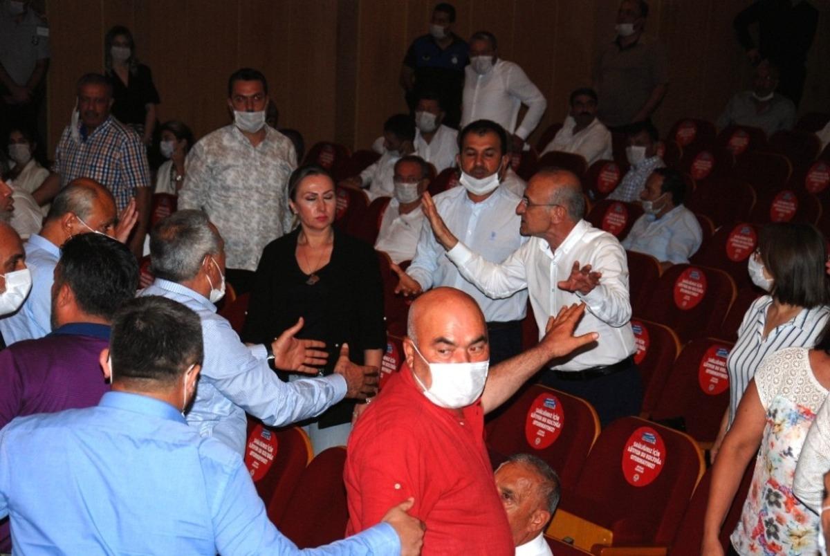 B&uuml;y&uuml;kşehir&rsquo;de gergin meclis