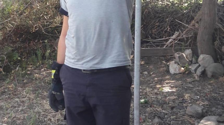 Hatay'da evin bah&ccedil;esine giren yılanları itfaiye ekipleri yakaladı