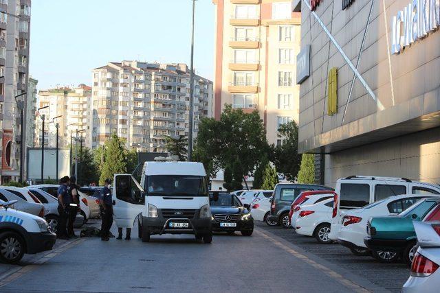 AVM otoparkında şüpheli çanta