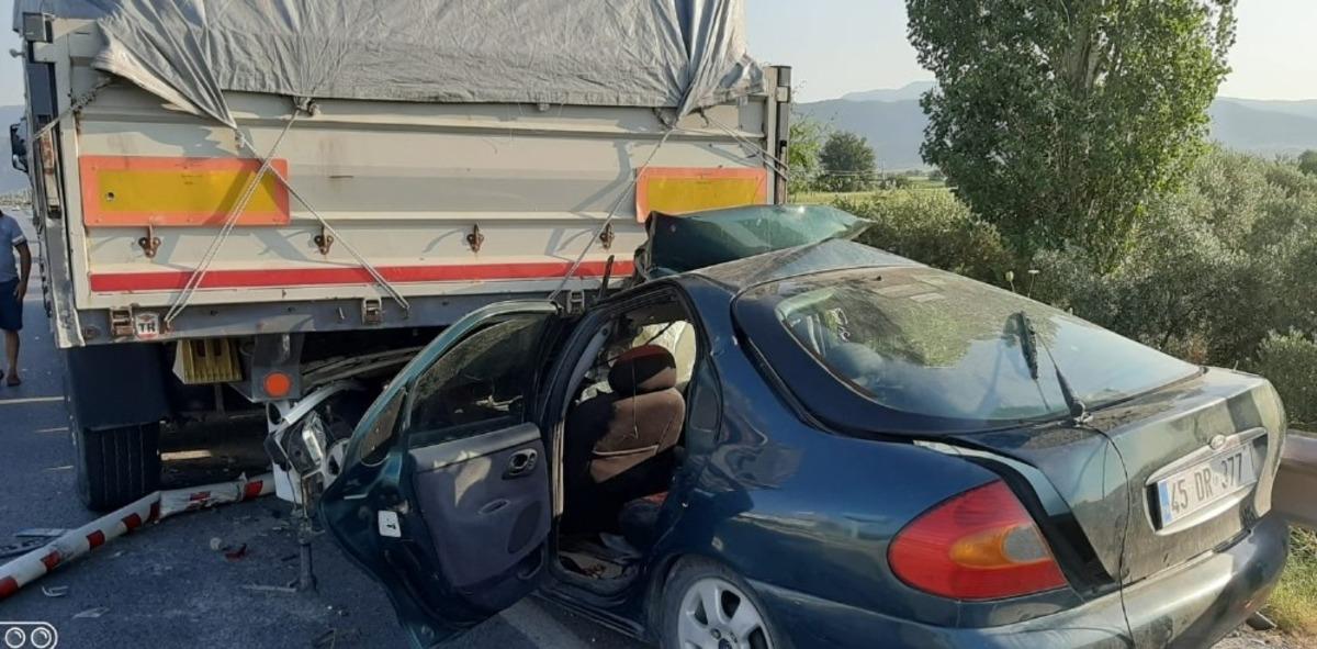 Otomobil tıra ok gibi saplandı,  oğul &ouml;ld&uuml; anne ağır yaralandı