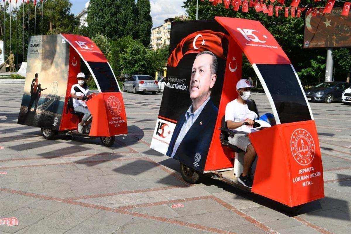 Isparta&rsquo;da &ouml;ğrenciler 15 Temmuz ruhunu motoboardlarla anlatıyor