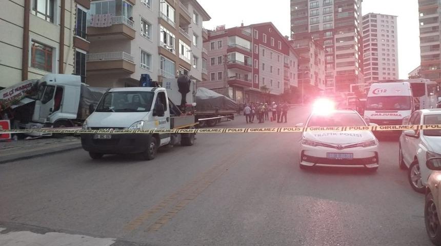 Ankara'da freni boşalan TIR markete daldı