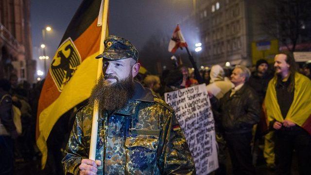 Merkel hükümeti, aşırı sağcı grupların sosyal medya platformlarında yalan haber, ırkçı söylem yaymaları ve bu platformlar üzerinden örgütlenmeleri nedeniyle yeni bir düzenlemeye gitme kararı aldığını açıklamıştı.