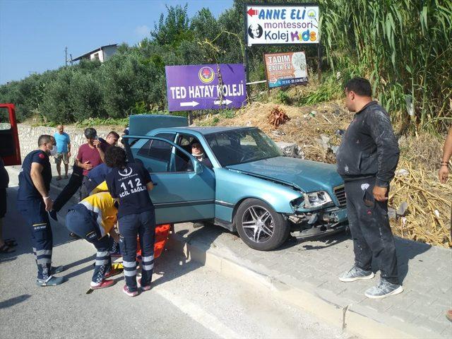 Hatay'da kaza yaptığı otomobilde sıkışan sürücüyü itfaiye kurtardı<br />
