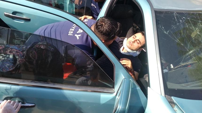 Hatay'da kaza yaptığı otomobilde sıkışan sürücüyü itfaiye kurtardı