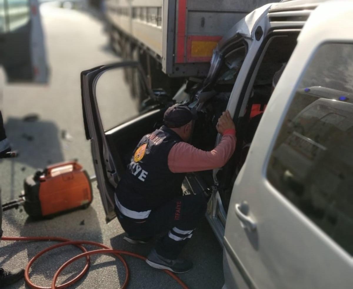 Hafif ticari ara&ccedil; park halindeki tıra arkadan &ccedil;arptı