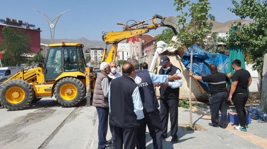 Kentin görünümünü bozan barakalar kaldırıldı