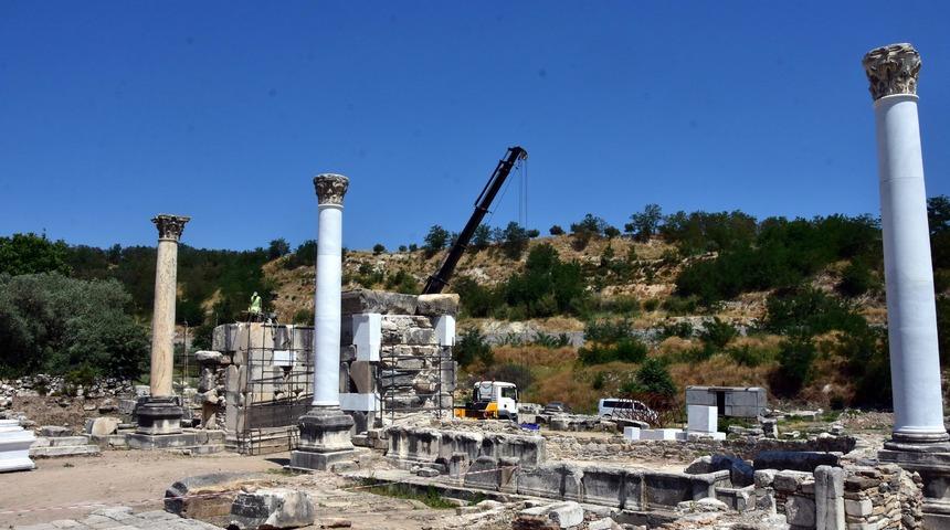 Depremde yıkılan s&uuml;tunlar, 1881 yıl sonra ayağa kaldırılıyor