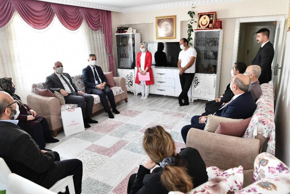 Yılmaz ve K&ouml;se&rsquo;den 15 Temmuz şehitlerinin ailelerine ve gazilere ziyaret