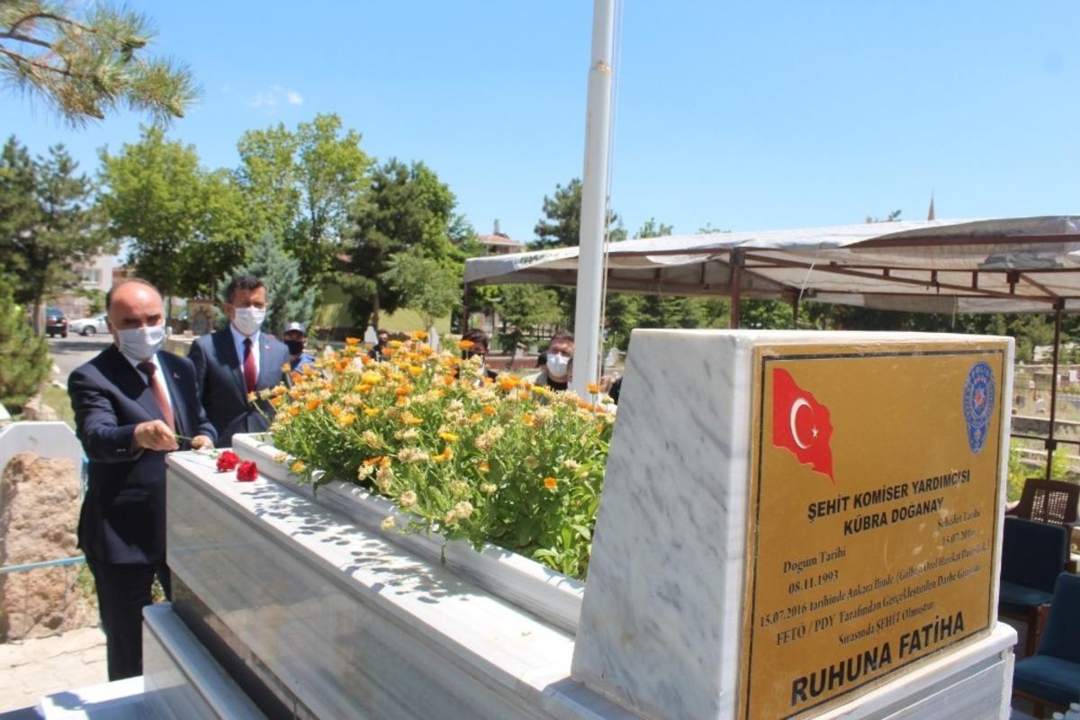 Vali G&uuml;naydın 15 Temmuz Şehitlerinin Kabirlerini Ziyaret Etti