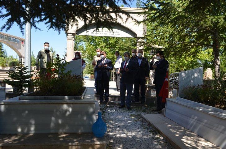 Vali Günaydın 15 Temmuz Şehitlerinin Kabirlerini Ziyaret Etti G2