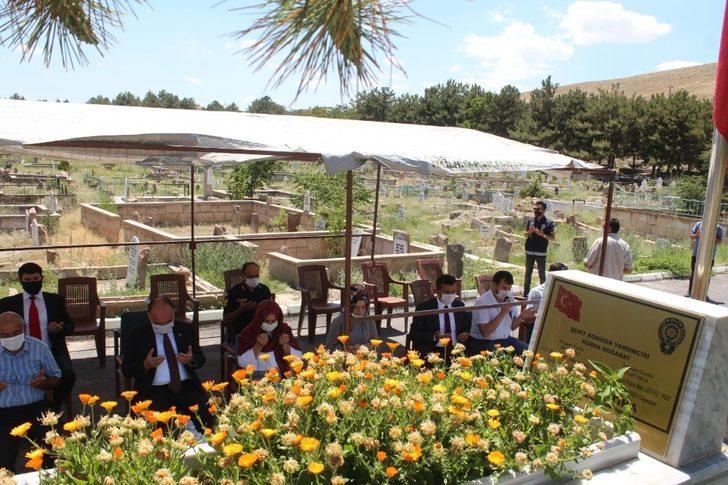 Vali Günaydın 15 Temmuz Şehitlerinin Kabirlerini Ziyaret Etti G3