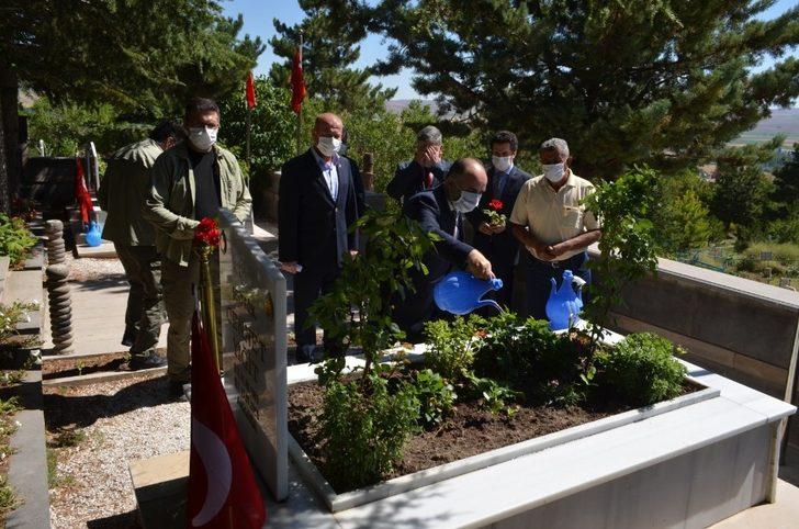 Vali Günaydın 15 Temmuz Şehitlerinin Kabirlerini Ziyaret Etti G4